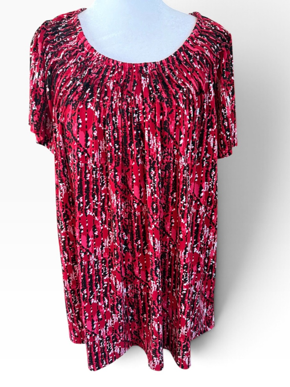 Women’s Style & Co shirt sleeve stretchy top in pink red black & white size 1X